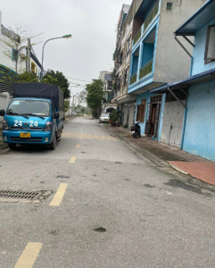CẦU GIẤY - Tiện ích đày đủ - Ngõ thông - Ô tô đỗ cửa - Gần trường, gần chợ Diện tích 60 m2 x 3 tầng x 4 ngủ. Sổ đỏ chính chủ cất két sẵn sàng giao dịch. Liên hệ SĐT 0833639835 để được tư vấn và xem nhà.